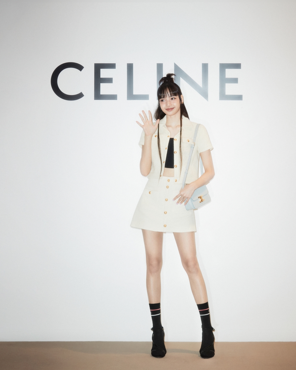 LISA選用CELINE 2023春夏新色粉藍色亮面小牛皮TEEN TRIOMPHE手袋