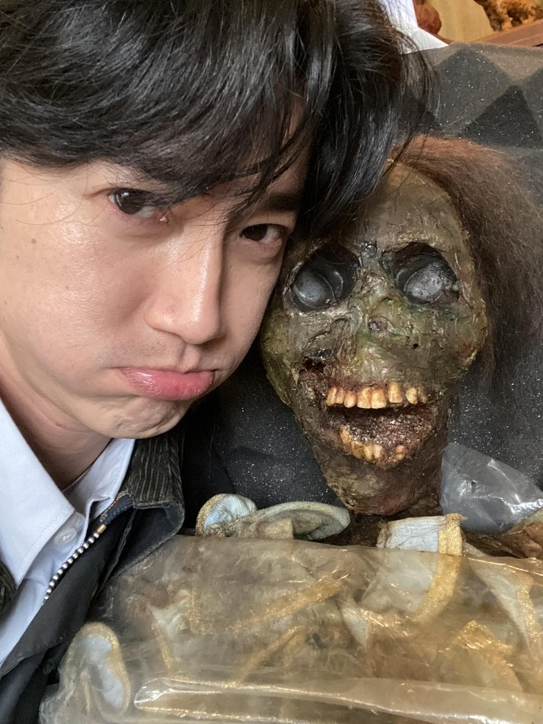 吳慷仁嘟嘴和乾屍自拍。