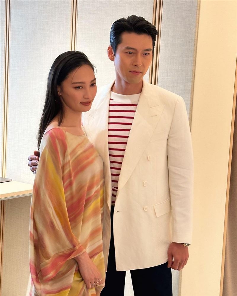 大政絢和玄彬的合照,玄彬伸出「紳士手」保護大政絢。