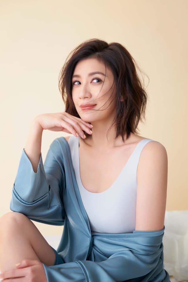 賈靜雯去年代言內衣小露性感。