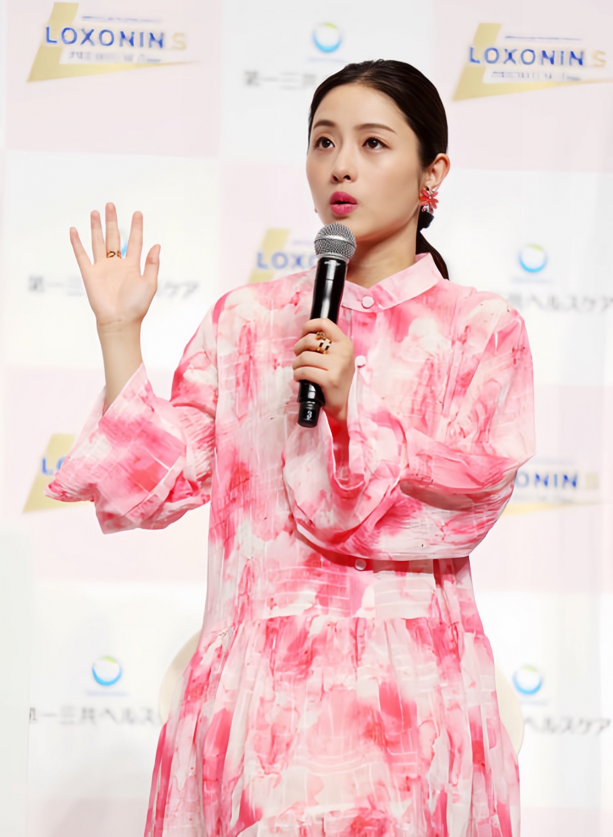 石原里美生完第一個孩子後首次公開露面