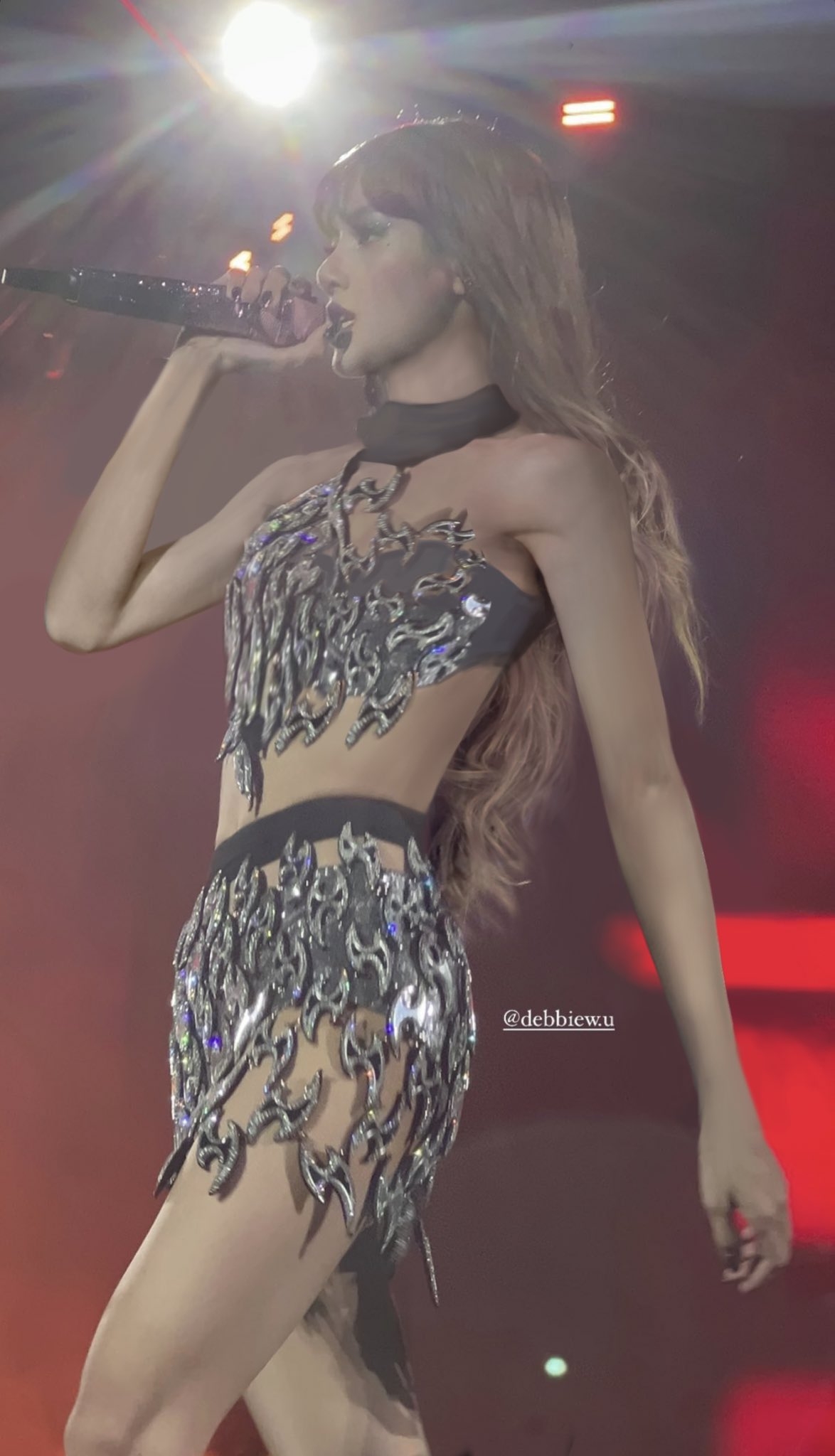 Lisa水晶金屬禮服在黑暗中閃耀。