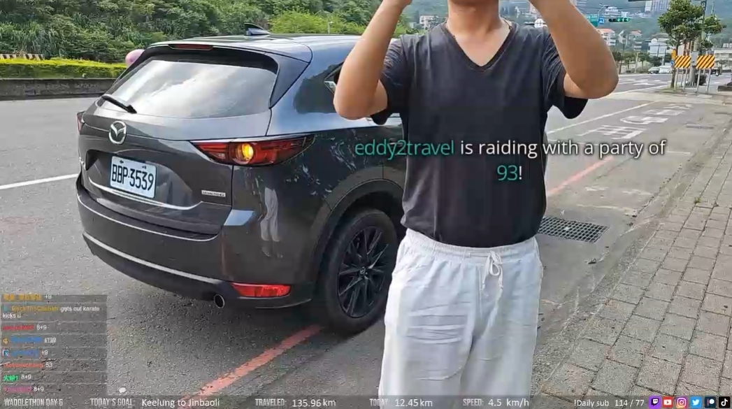 不少民眾違規停車，下來拍攝企鵝妹