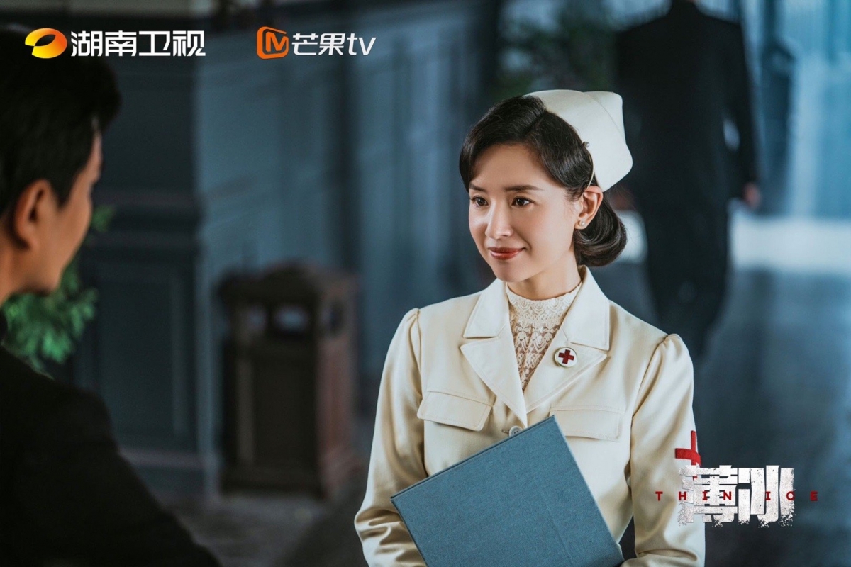 董潔在《薄冰》女醫生的扮相溫柔嫻雅。