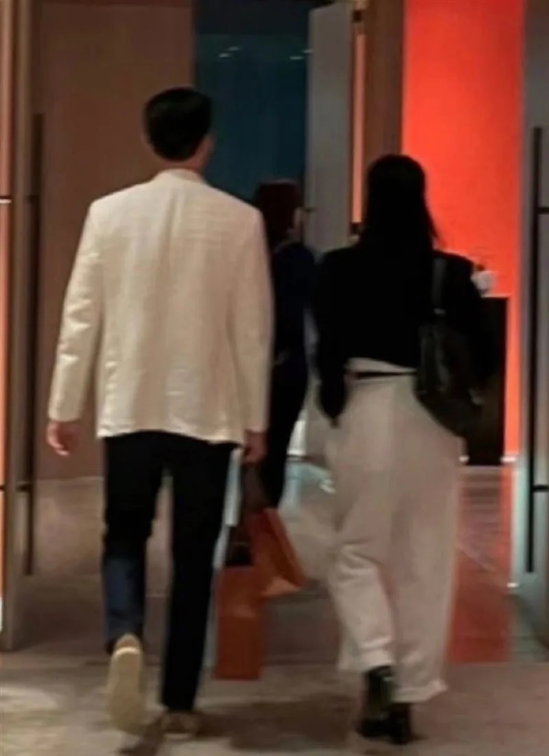 推特上流傳疑似玄彬和孫藝珍在日本出遊的背影照。