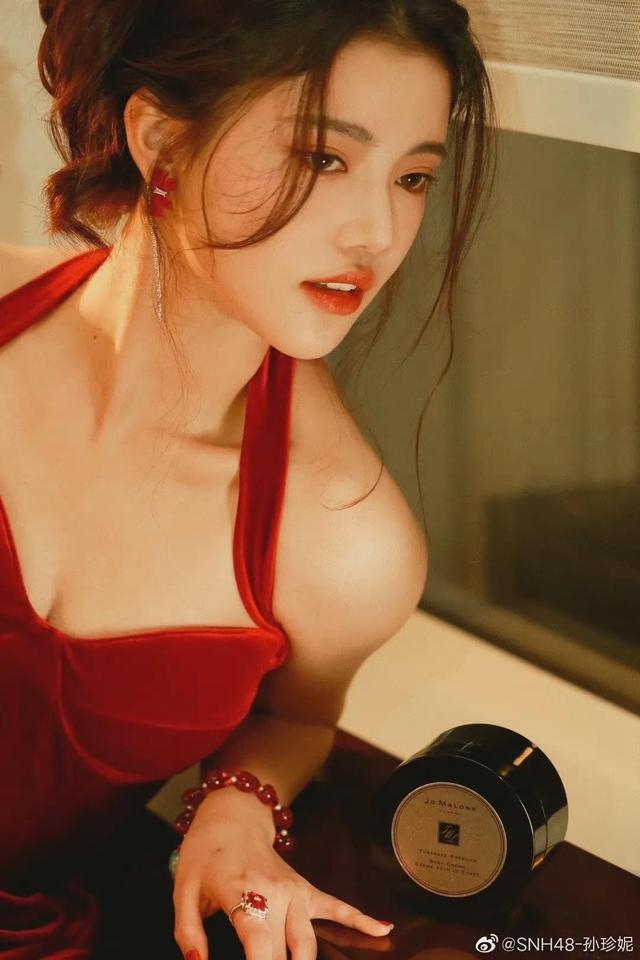 孫珍妮特別適合豔麗的紅色。