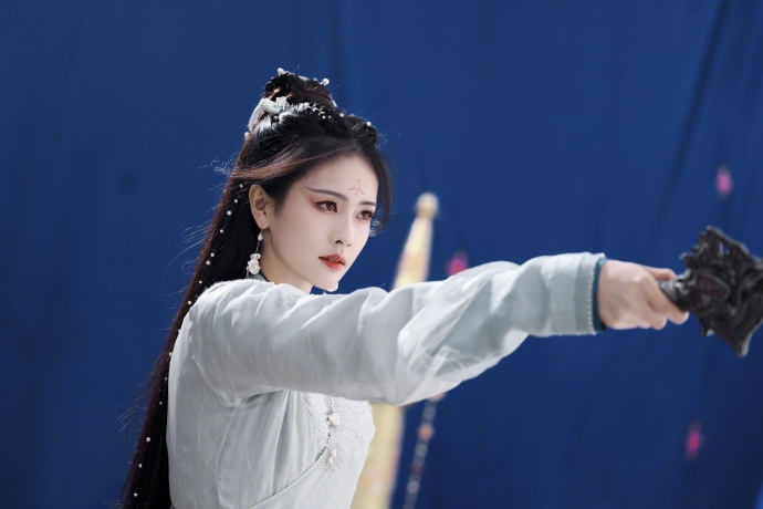 桑酒殺氣騰騰的表情充滿故事。