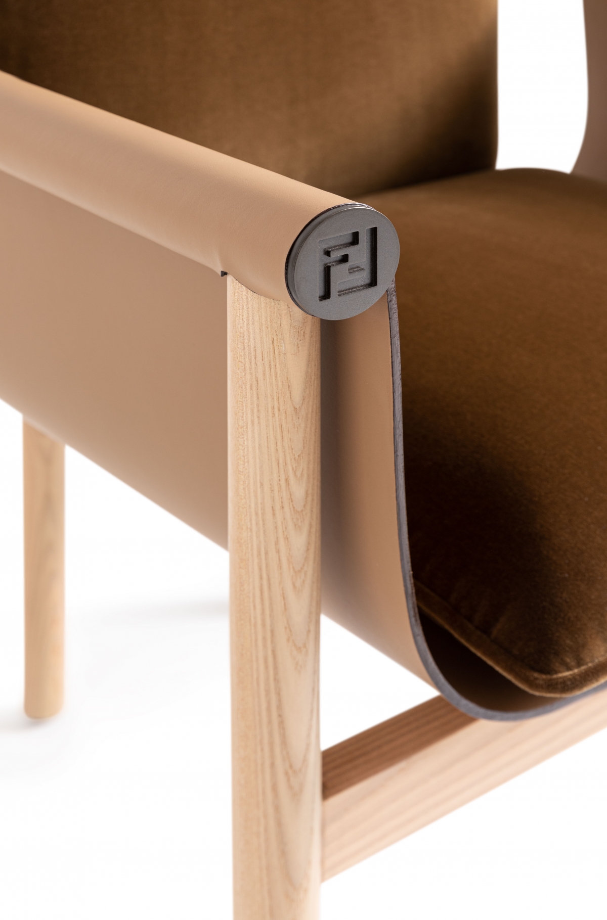 Toan Nguyen 設計的 Totu 系列座椅© FENDI Casa