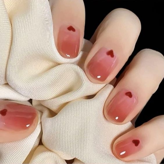 桃色美甲招桃花