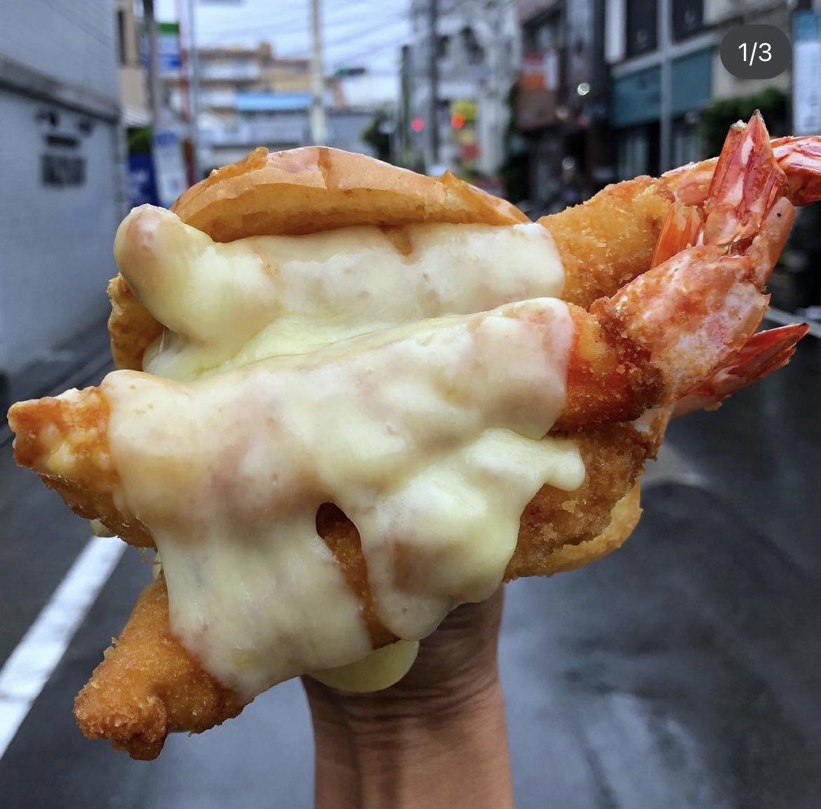 餡料超震撼的炸蝦漢堡