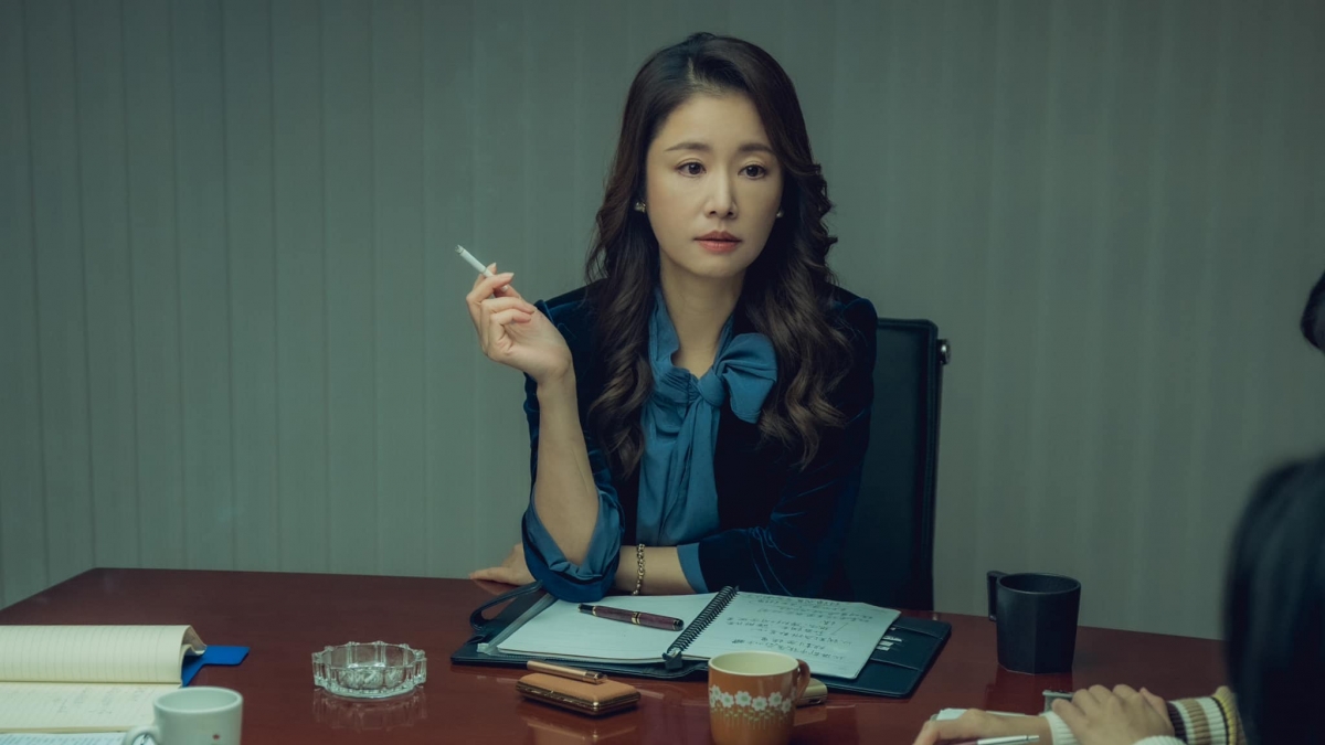 同樣是90年代、復古妝容、波浪大長髮和菸不離手，《模仿犯》的姚雅慈讓人想起《華燈初上》Rose媽媽。