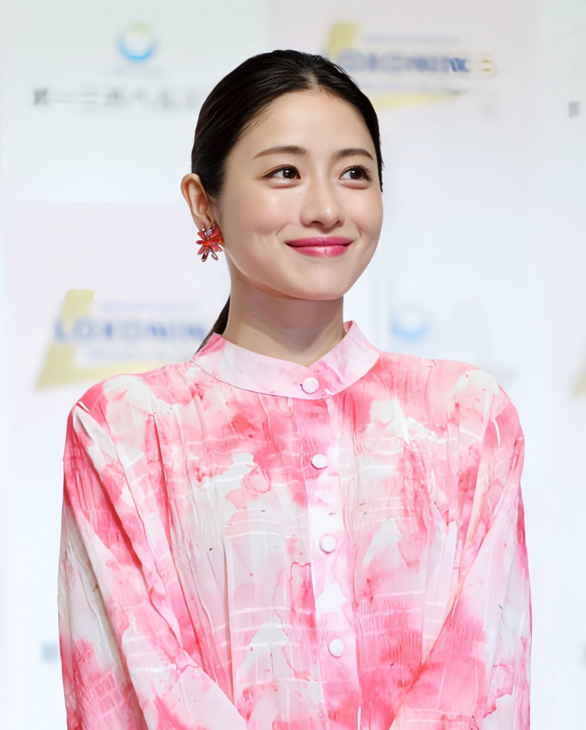 這是石原當媽後的首場活動，一出場就被相機的閃光燈狂轟濫炸。