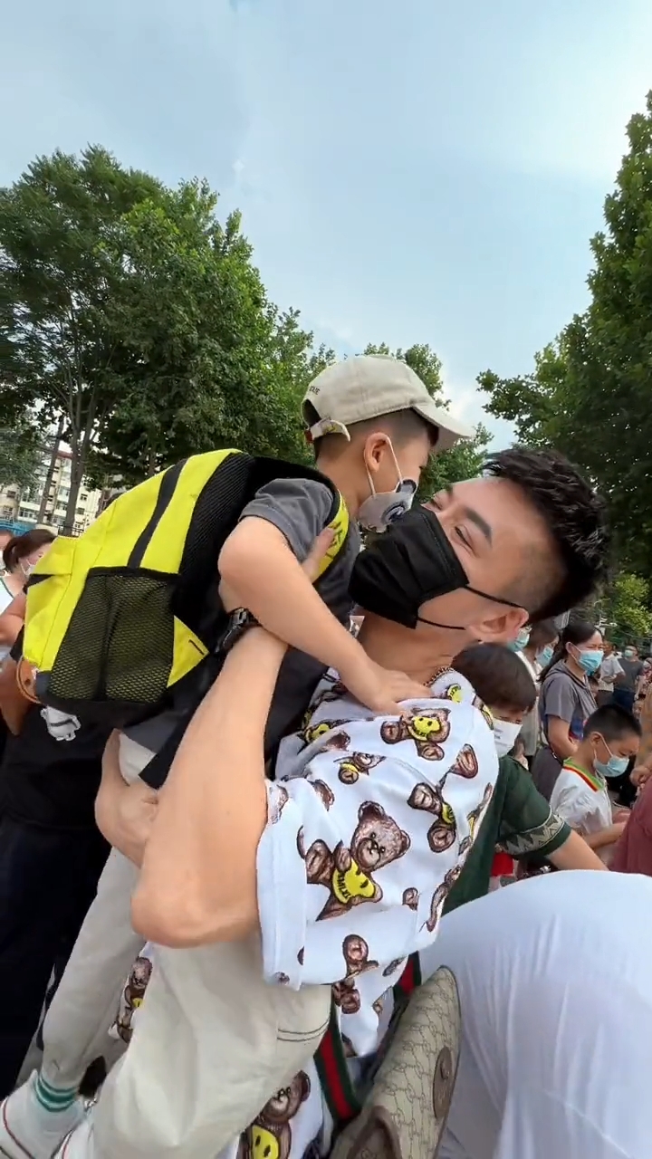 56歲外公接外孫下課被誤認為父子