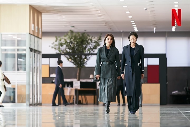 《造后者》金喜愛、文素利光是走路就擁有女王氣勢。
