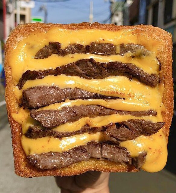 牛肉起司吐司餡料超足，光看就飽了