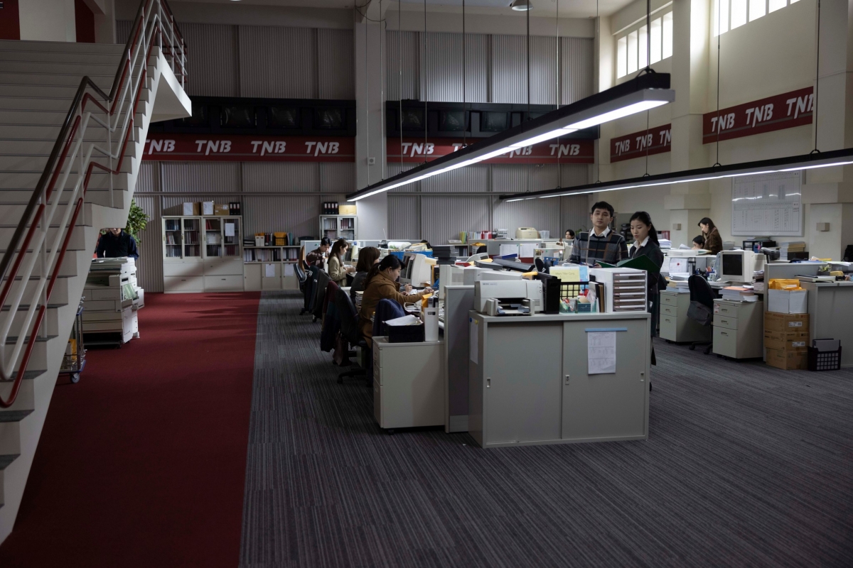 「TNB電視台」的代表色也是紅色，並且這個場景中紅色的比例最多，暗示了最後大魔王存在於此。