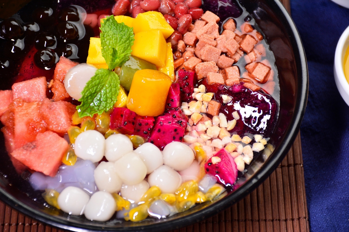 清涼消暑、新奇好玩的四川冰粉,近期進駐板橋車站,讓許多想嚐鮮的通勤族直呼:「好方便!」。