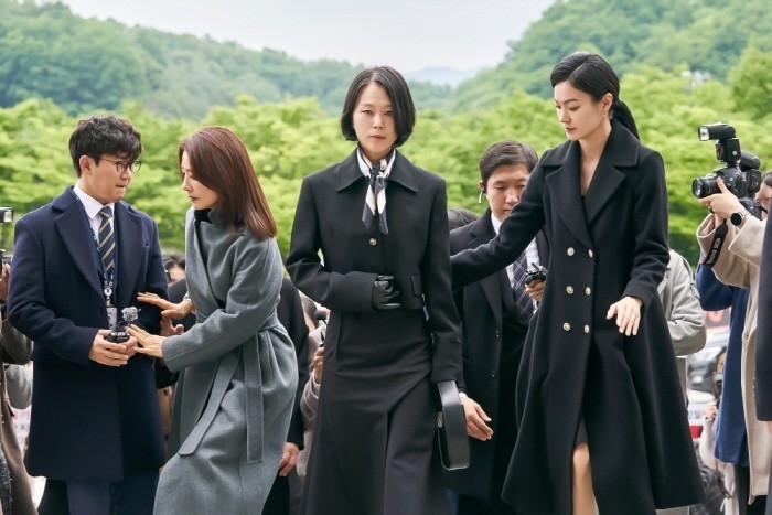 玉子妍和金喜愛在《造后者》初登場時為銀星集團的員工。