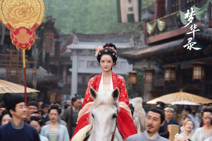 《夢華錄》花魁張好好進城的這個名場面其實是加奈第一次騎馬。