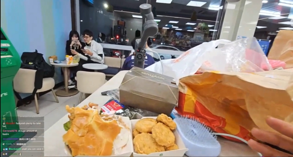 企鵝妹坐在全家，食物不斷送到