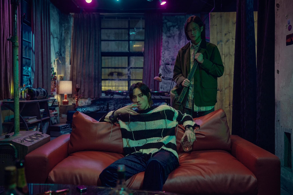 沈嘉文和胡建和是好友，最後也同歸於盡。