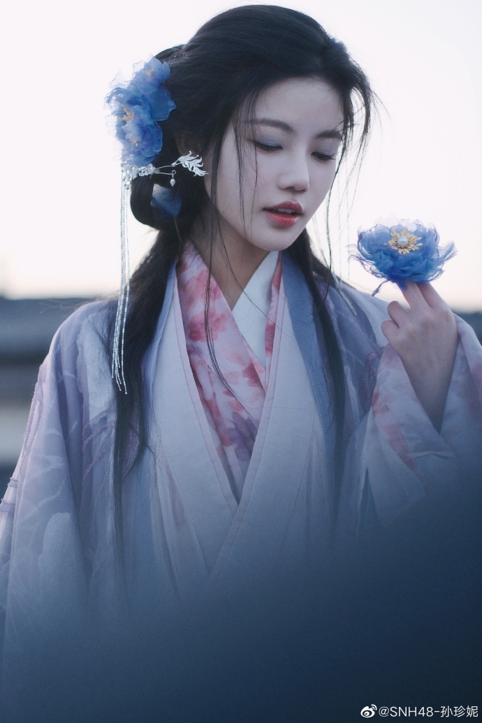 孫珍妮紫色妝容頗有妖異美感。