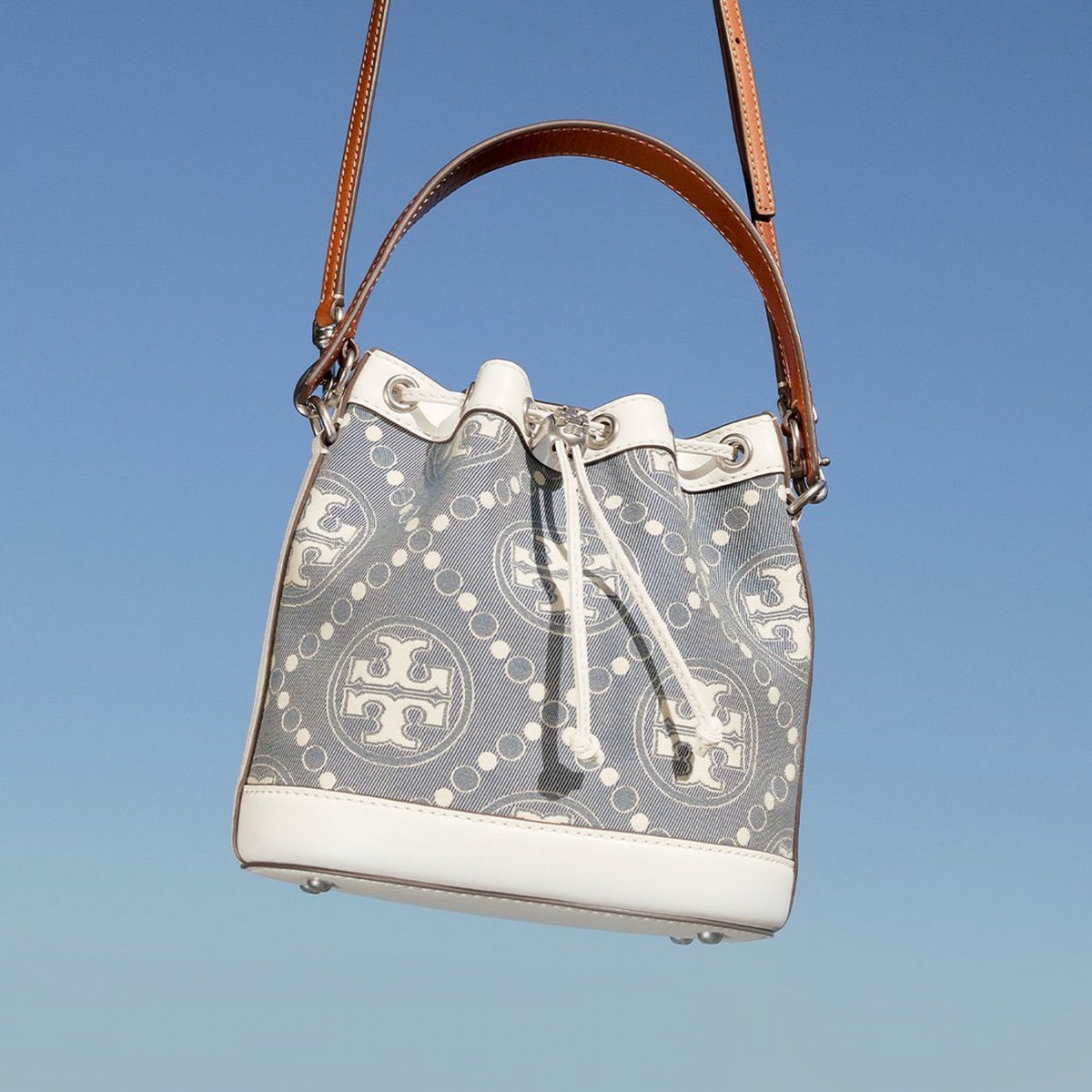 Tory Burch 丹寧材質 T Monogram圖騰水桶包,NT$21,900