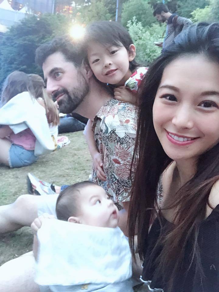 艾莉絲與第二任老公定居於英國