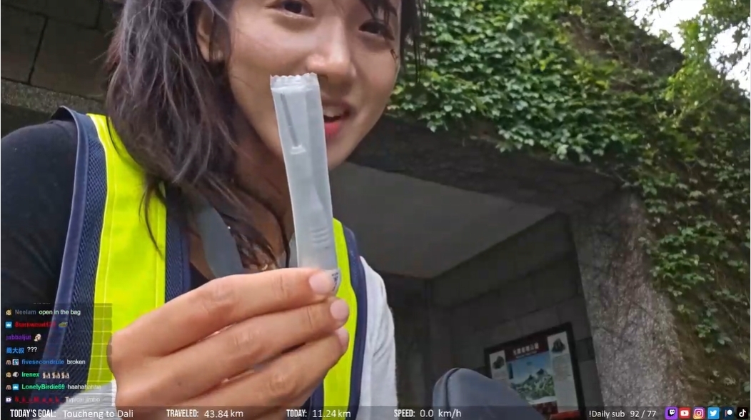 企鵝妹面對鏡頭不敢置信