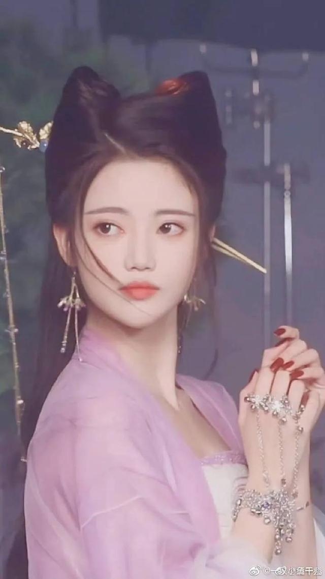 《長月燼明》狐妖翩然可純可慾。