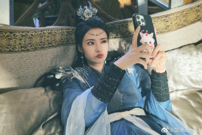 加奈在《神隱》拍戲空檔俏皮自拍。
