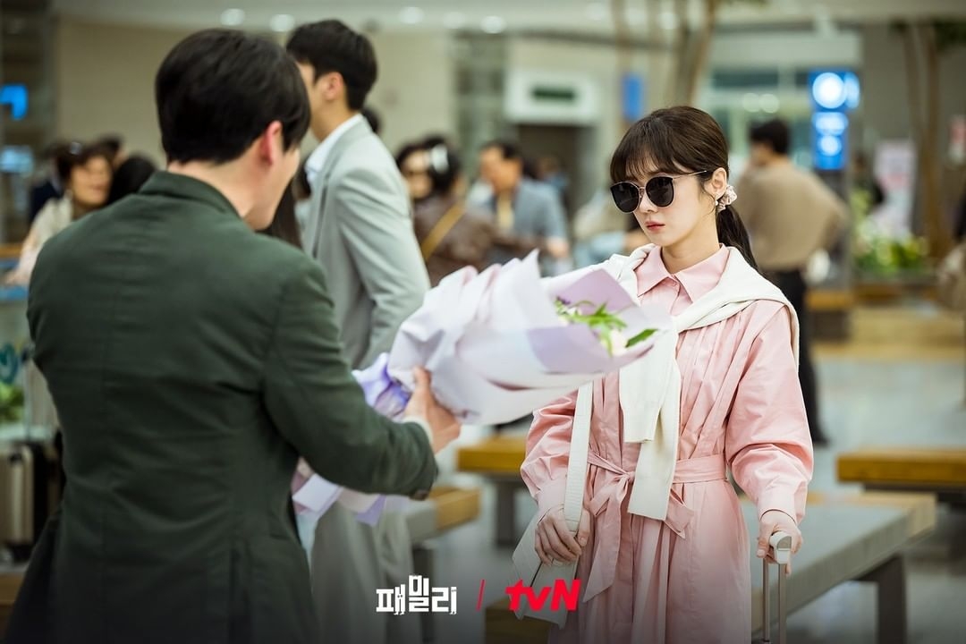 童顏美女張娜拉在《特務家族》飾演家庭主婦「姜宥拉」。