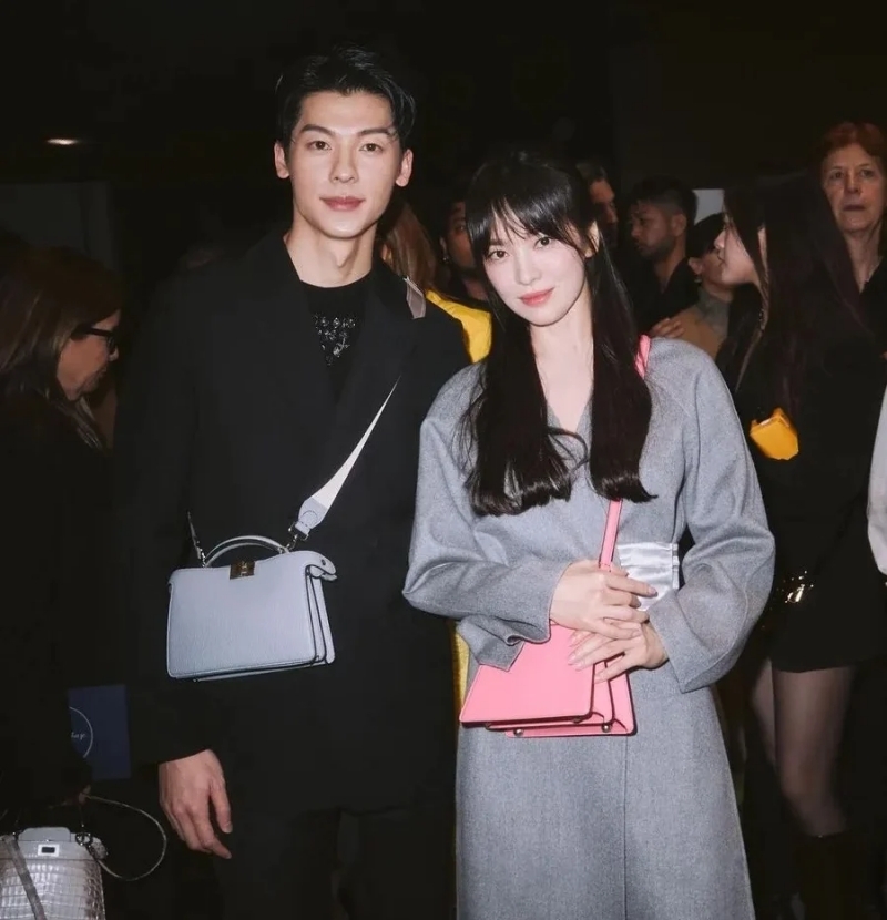 許光漢與宋慧喬在時裝秀合體