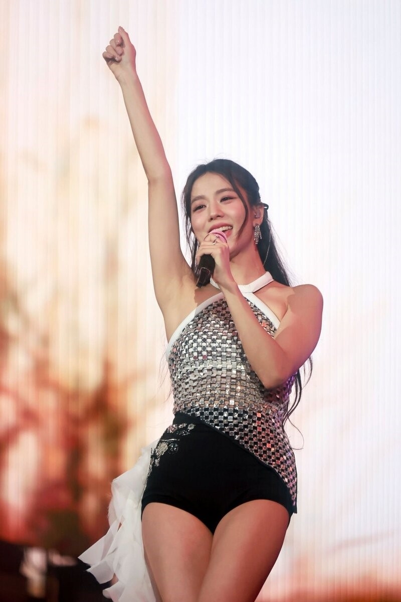 Jisoo氣質甜美。