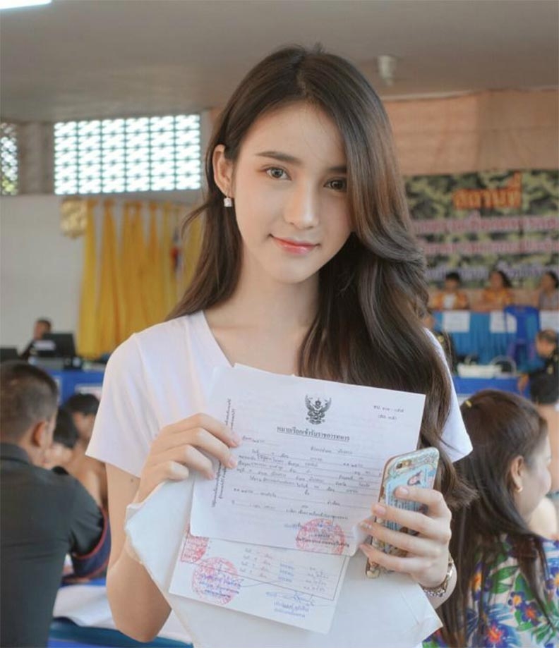 Yoshi Rinrada有著「泰國Angelababy」、「泰國潤娥」、「泰國最美變性人」等封號