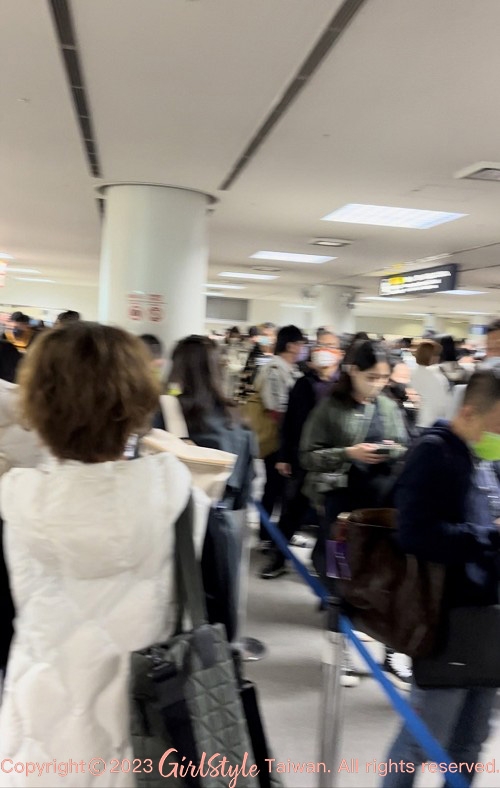 福岡機場入境隊伍繞了好幾圈