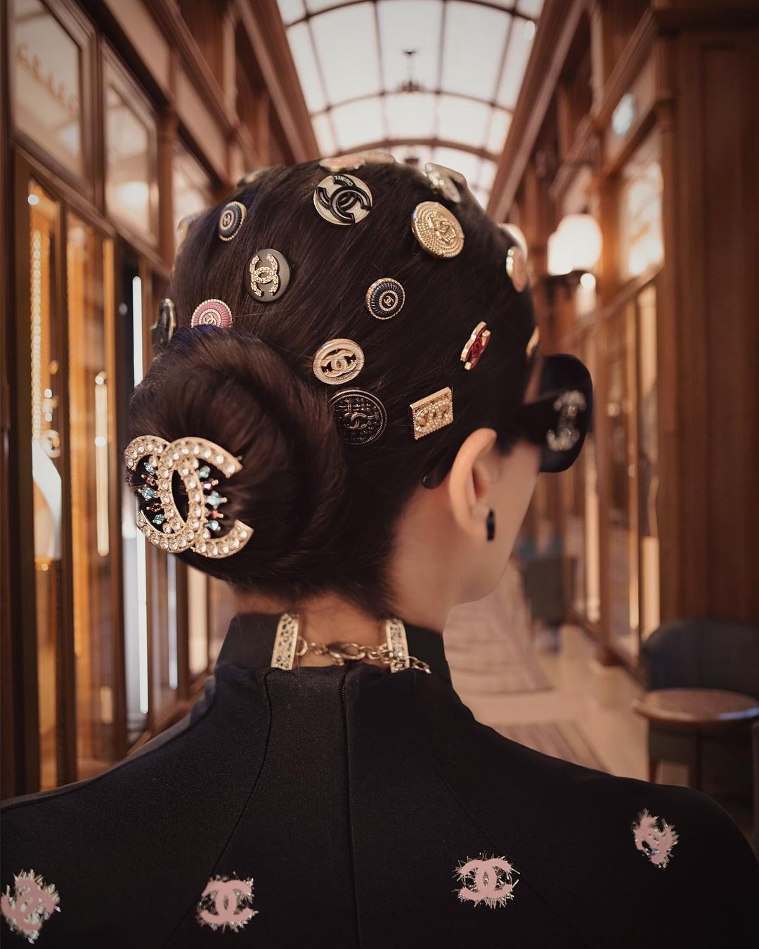 Snehal & Jyoti Babani「CHANEL釦子」當髮飾