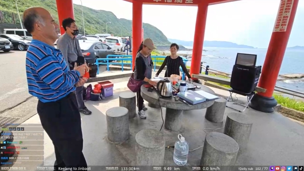 企鵝妹很有禮貌聽完阿伯唱完才離開