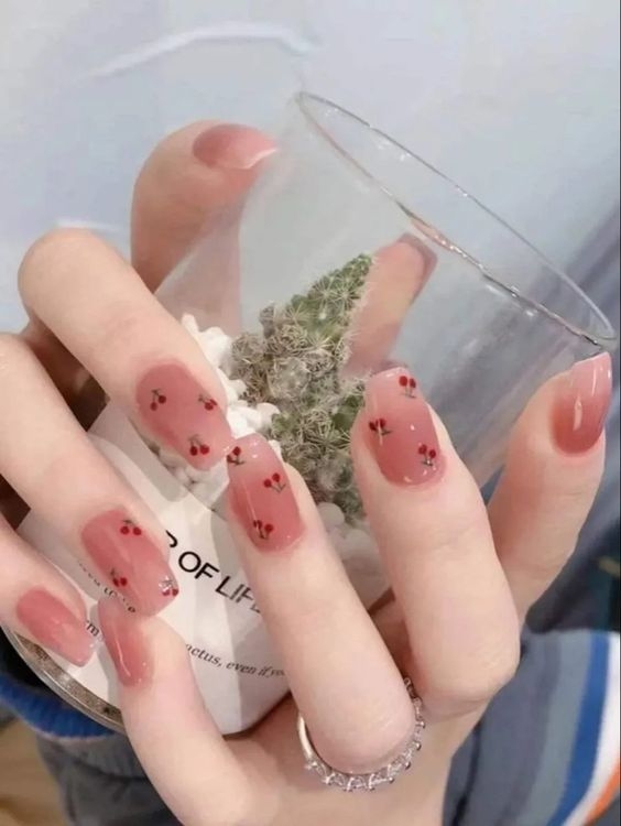 粉嫩色系美甲一向受到歡迎