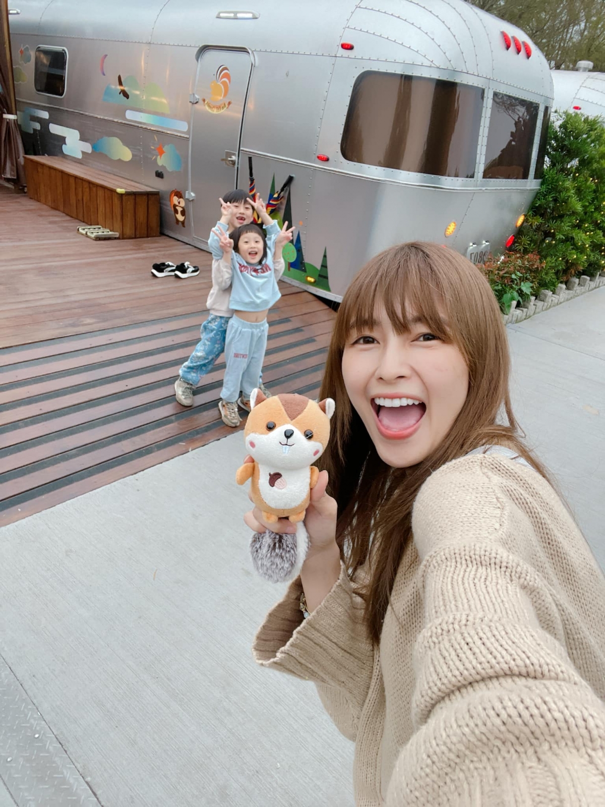 林舒語當媽之後依舊甜美亮麗。