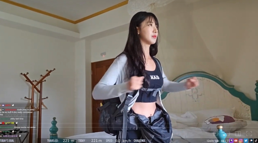 企鵝妹後背包和前面小腰包，全部都超重