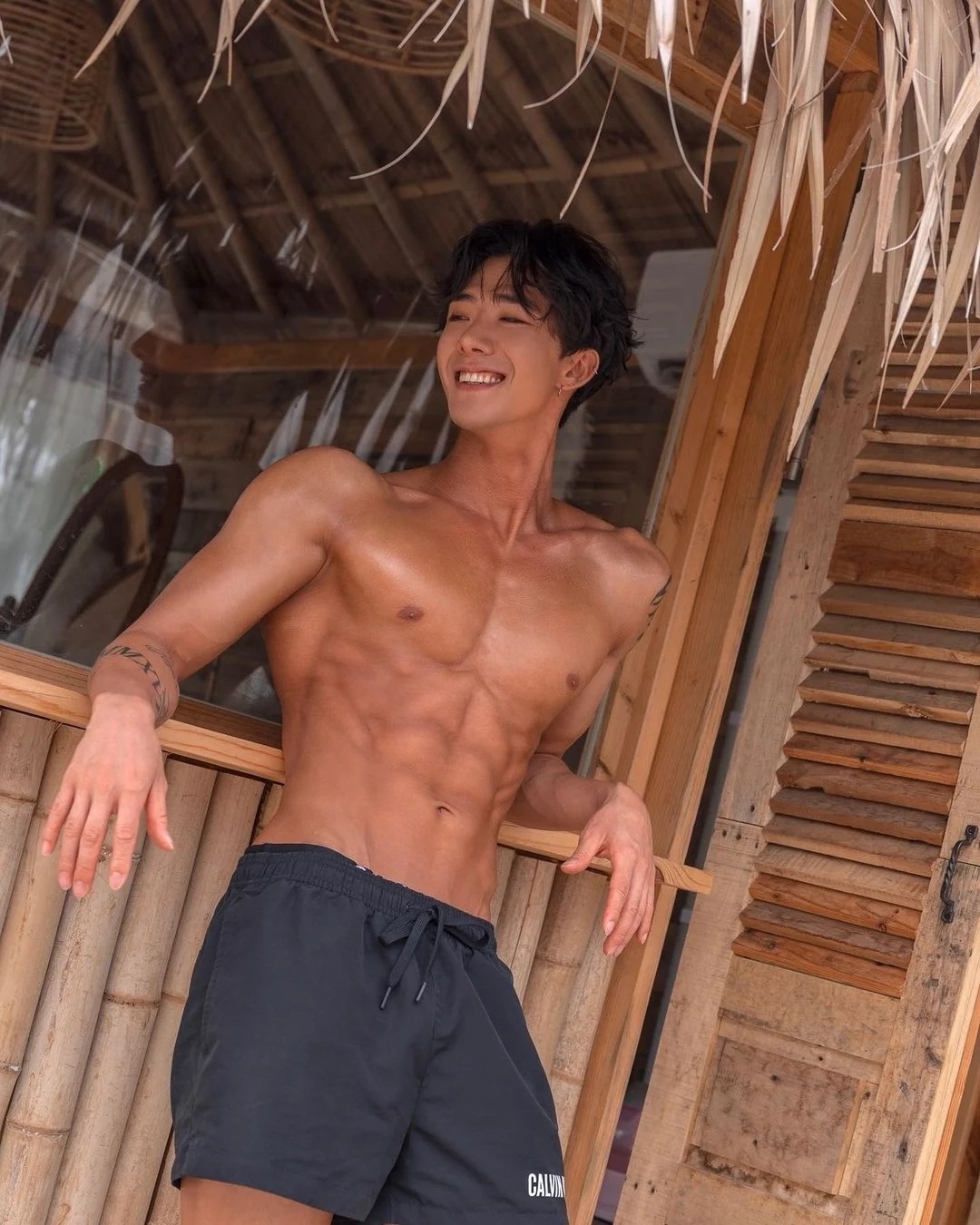 多數女網友認為，運動員的小麥色肌膚，在場上發光發熱的樣子又帥又有魅力