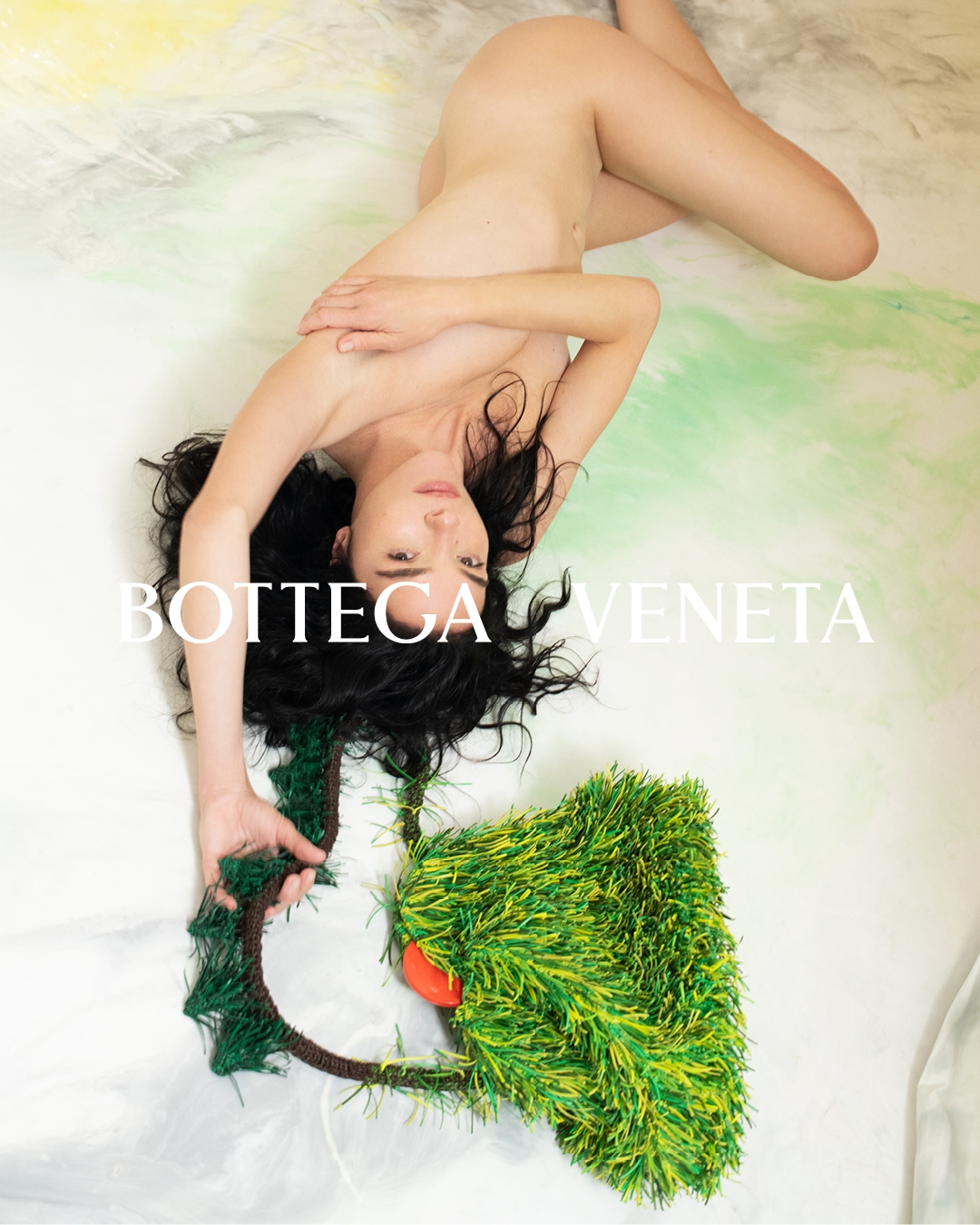 義大利精品品牌Bottega Veneta 在米蘭家具展期間將米蘭的蒙特拿破崙店內打造了一座名為 Vieni a Vedere ( Come and See 一起來看看) 的裝置藝術（視覺形象圖）