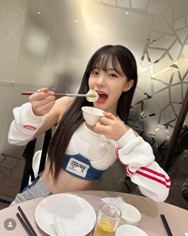 樂天官方分享李多慧享受台灣小籠包的私下照片