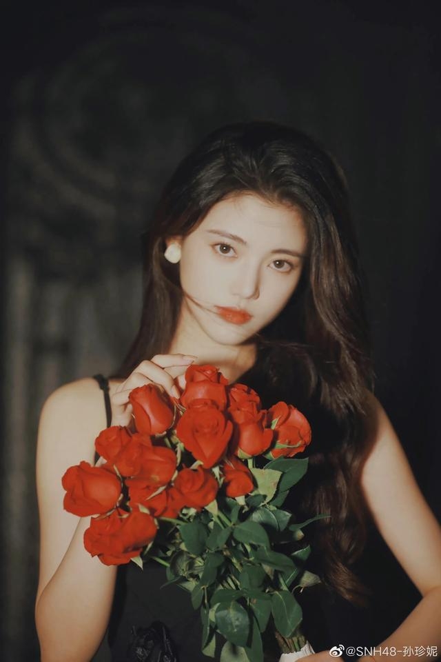 孫珍妮長相艷麗，風情萬種。
