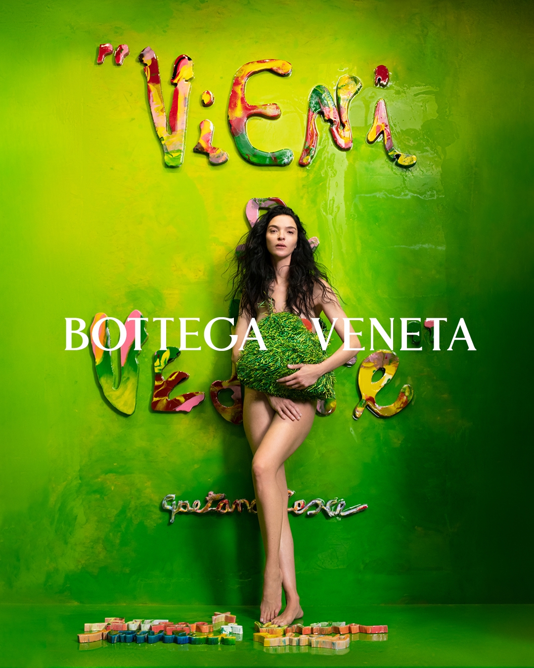 義大利精品品牌Bottega Veneta 在米蘭家具展期間將米蘭的蒙特拿破崙店內打造了一座名為 Vieni a Vedere ( Come and See 一起來看看) 的裝置藝術（視覺形象圖）