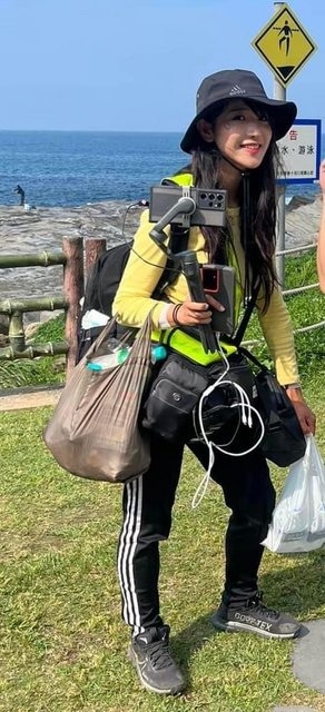 太多人送企鵝妹罐裝水，反而增加她的負重。