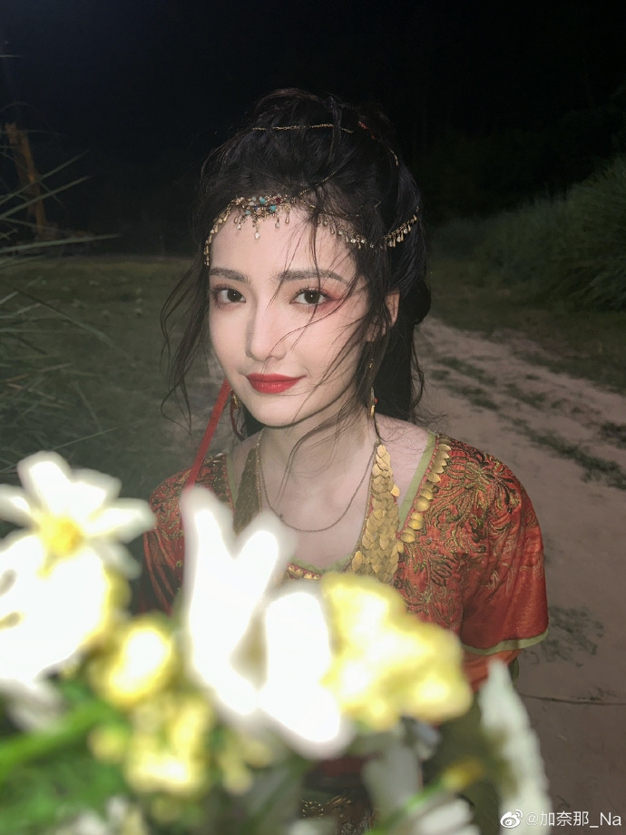 加奈在《仙劍六祈今朝》戴著精緻頭飾頗有異國風情。