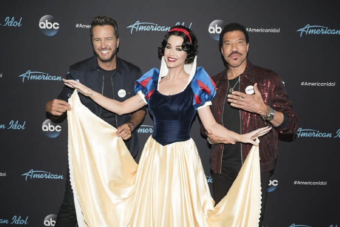 Katy Perry與美國偶像另外兩位男主持人