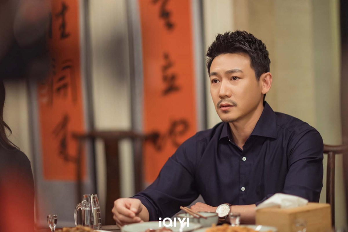 陸毅飾演藝術家「陳放」。